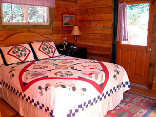 Lodge On Iron Mountain - Log Cabin Queen Bedroom