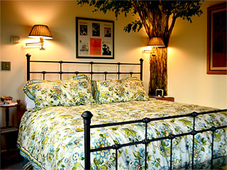 Lodge On Iron Mountain - Green Bedroom